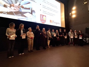 w kinie przed ekranem stoją uczniowie - uczestnicy festiwalu oraz jurorki, w tym policjantka