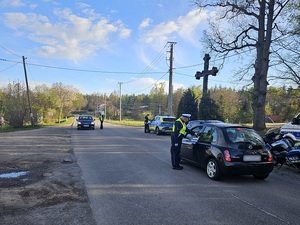 policjanci ruchu drogowego podczas kontroli drogowej