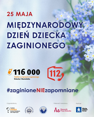 na błękitnym tle obok polnych niebieskich kwiatków napis: "25 maja Międzynarodowy Dzień Dziecka Zaginionego"