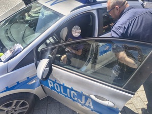 policjanci z dziećmi na festynie