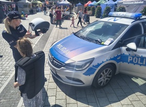 policjanci z dziećmi na festynie