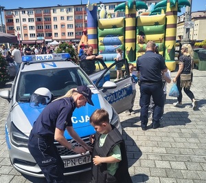 policjanci z dziećmi na festynie