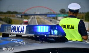 policjant przy radiowozie