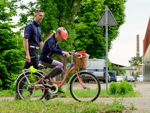 na terenie miasteczka ruchu drogowego lęborskiej komendy Policji policjant ruchu drogowego obserwuje jazdę młodej rowerzystki
