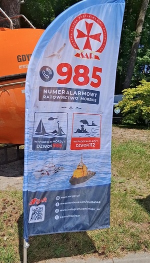 stojak z numerem 985 ratownictwa morskiego