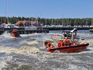 w porcie pływają w ramach ćwiczeń trzy łodzie służb ratowniczych