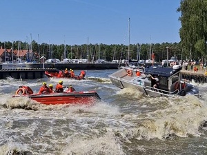 w porcie pływają w ramach ćwiczeń trzy łodzie służb ratowniczych