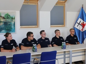w sali Urzędu Miejskiego w Łebie przy stole siedzi obok siebie pięcioro policjantów