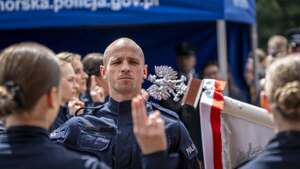 podczas uroczystej zbiórki na placu policjanci składają ślubowanie