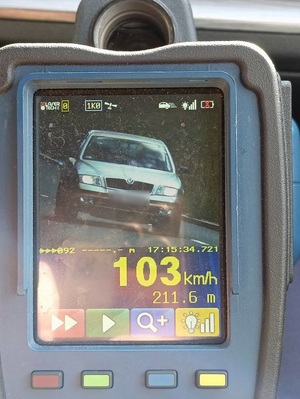 na ekranie ręcznego miernika prędkości wyświetlone jest zdjęcie Skody i pomiar prędkości 103 km/h