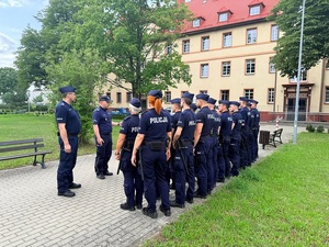 na wewnętrznym placu lęborskiej komendy Policji stoją w dwuszeregu umundurowani słuchacze Szkoły Policji w Słupsku. Przed nimi stoi Komendant Powiatowy Policji w Lęborku i dowódca plutonu