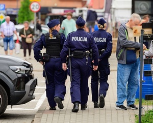 trzy policjantki patrolują ulicę