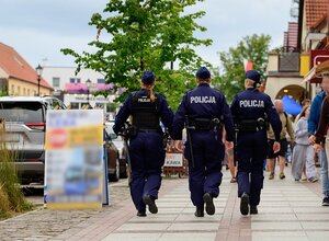 trzy policjantki patrolują ulicę w Łebie