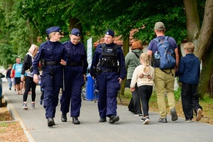 trzy policjantki patrolują okolice deptaka w Łebie