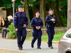 dwie policjantki policjant patrolują okolice deptaka w Łebie