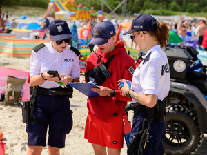 Policjanci ogniwa wodnego z ratownikiem WOPR