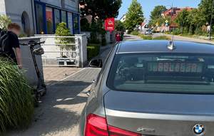 nieletni przy radiowozie nie oznakowanym z hulajnogą