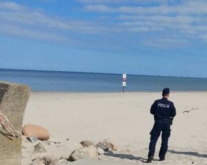 policjant na plaży