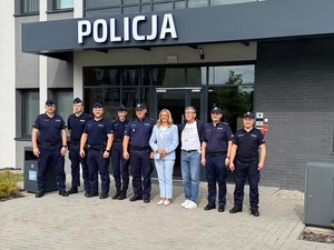 przed Komisariatem Policji w Łebie stoi w rzędzie siedmiu umundurowanych policjantów, Burmistrzyni Łeby i Przewodniczący Rady Miejskiej Łeby
