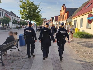 trzy policjantki patrolujące ulicę w Łebie