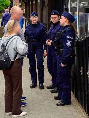 na ulicy trzy policjantki rozmawiają z kobietą i mężczyzną