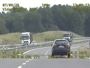 zdjęcie z policyjnego wideorejestratora. Przedstawia tył jadącego drogą ekspresową granatowego osobowego Forda i wynik pomiaru prędkości 160 km/h