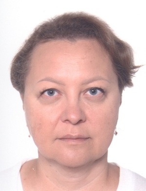 zdjęcie paszportowe kobiety w średnim wieku, z zaczesanymi do góry włosami w brązowym kolorze. Oczy w kolorze szarym