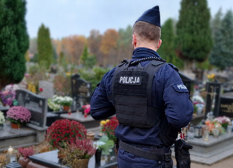 policjant patrolujący teren cmentarza